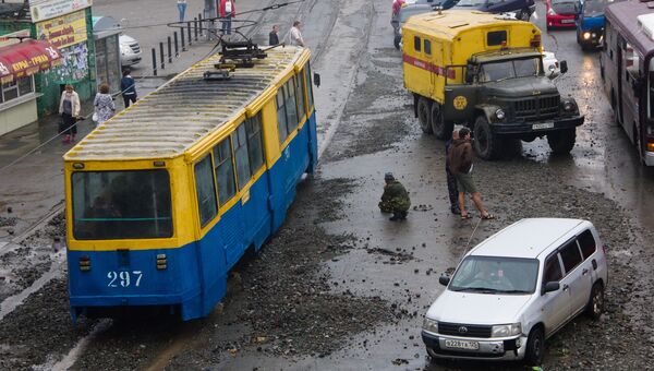 Остановка трамваев во Владивостоке из-за камней на путях