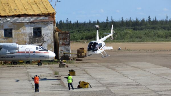 Заход вертолета на посадку в аэропорту в Якутии