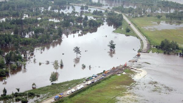Вид затопленных территорий из иллюминатора вертолета МЧС.
