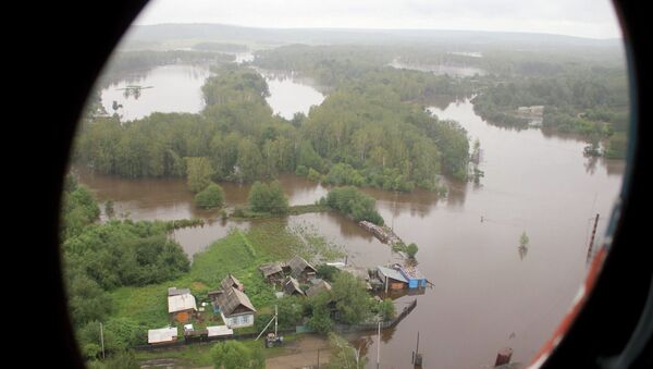 Вид затопленных территорий в Амурской области из иллюминатора вертолета МЧС