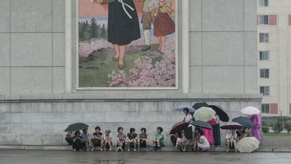 Горожане в центре Пхеньяна. Архивное фото.