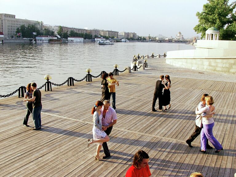 Танцы в Парке культуры и отдыха им. М.Горького в Москве