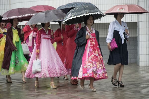 Женщины на улице в центре Пхеньяна