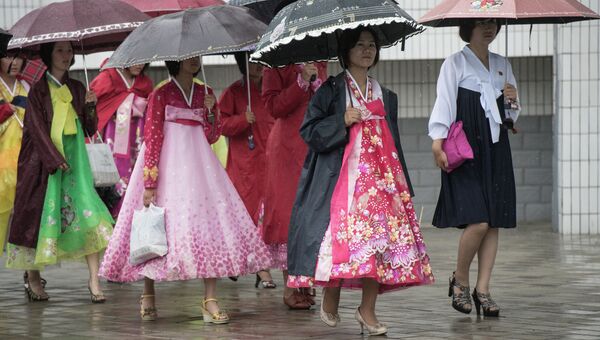 Женщины на улице в центре Пхеньяна. Архивное фото