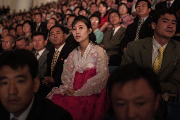 Зрители на торжественном концерте, посвященном 60-летию окончания Корейской войны