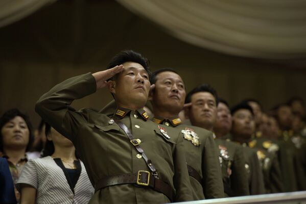Военнослужащие на торжественном концерте, посвященном 60-летию окончания Корейской войны