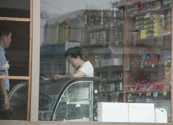 Продавец в магазине в Пхеньяне