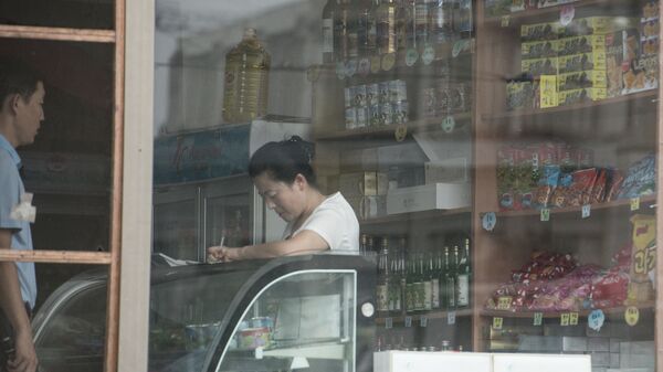 Продавец в магазине в Пхеньяне