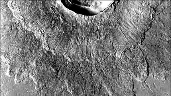 Двухъярусный кратер на Марсе