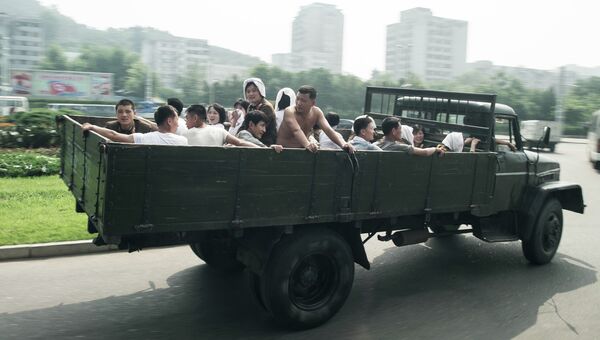 Военнослужащие едут в кузове грузовика в Пхеньян