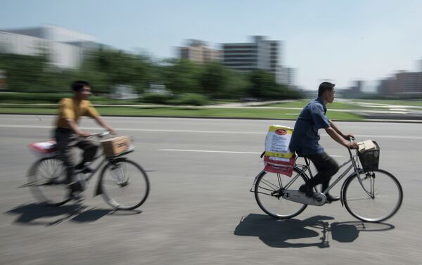 Жители Пхеньяна катаются на велосипедах в центре города