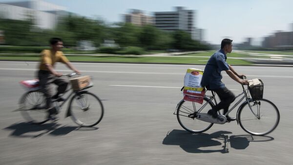 Жители Пхеньяна катаются на велосипедах в центре города