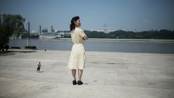 Женщина в центре города Пхеньяна, архивное фото