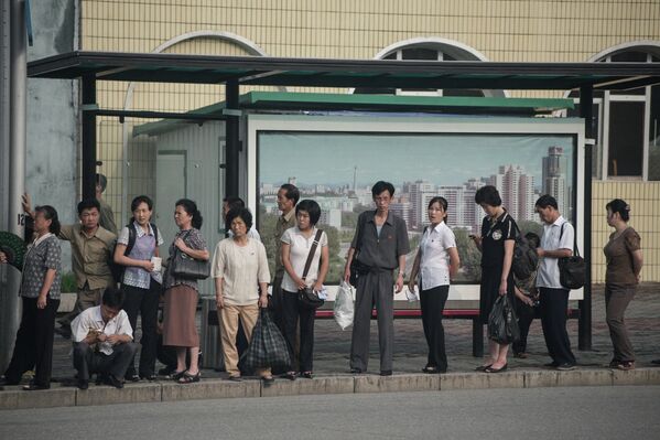 Жители Пхеньяна на остановке