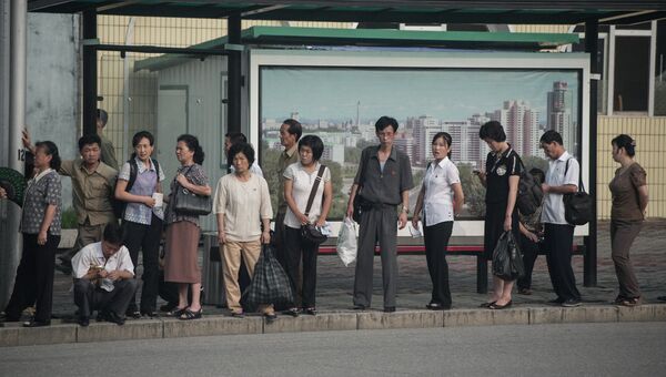 Жители Пхеньяна на остановке. Архивное фото