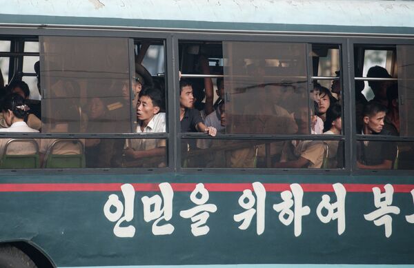 Жители Пхеньяна во время поездки на автобусе