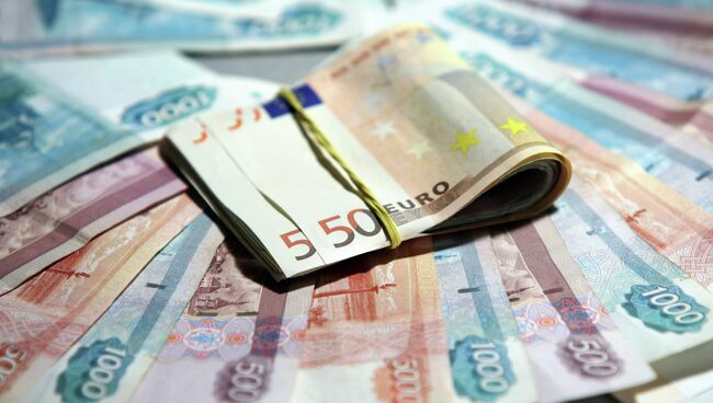 Рубли и евро. Архивное фото