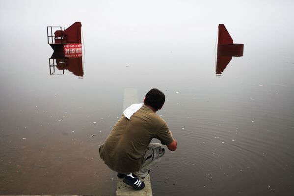 Наводнение в Благовещенске: мужчина на берегу разлившейся реки Зеи