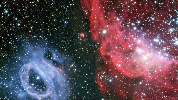 Телескоп VLT снял два контрастных газовых облака, окружающих молодые звезды в галактике Большое Магелланово облако