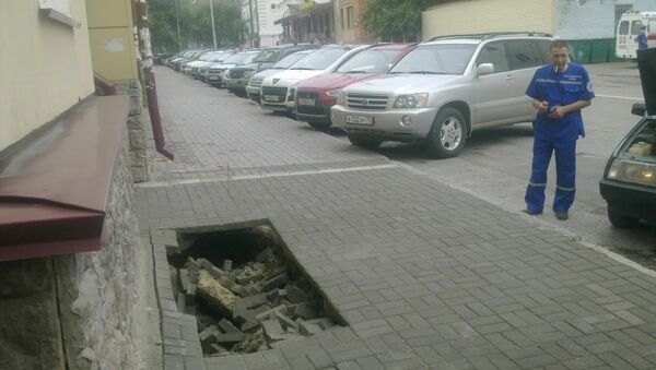 Женщина провалилась под тротуар в центре Томска