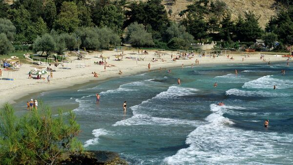 Отдыхающие на пляже в Греции. Архив