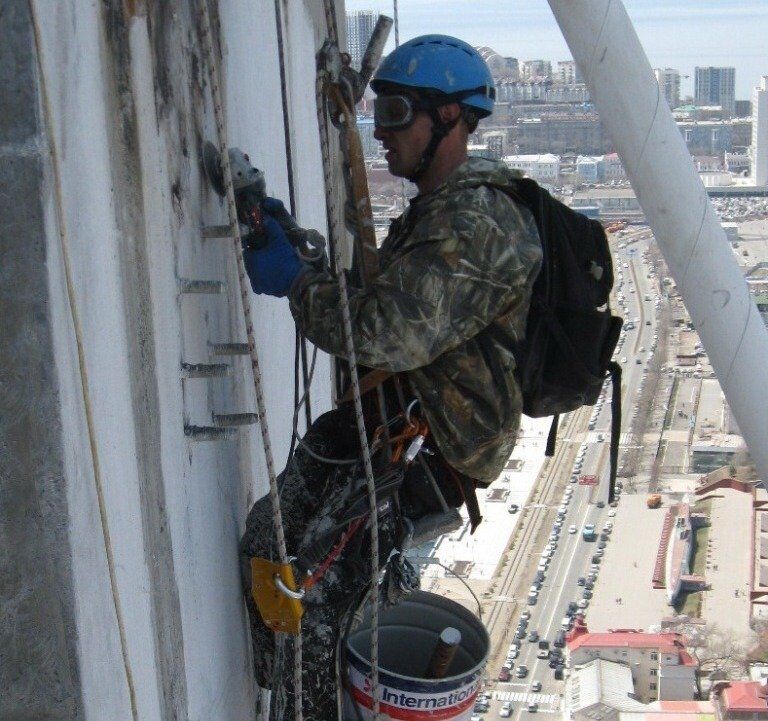 Промышленный альпинист во Владивостоке