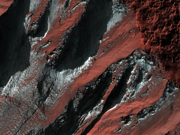 Эррозионные овраги, покрытые инеем, снятые камерой HiRise на Марсе