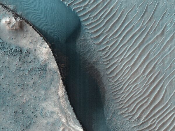 Светлые слоистые отложения в кратере в Южном полушарии Марса, снятые камерой HiRise