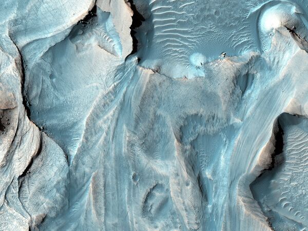 Предположительно, цикличное наслоение внутри кратера в земле Аравия на Марсе, снятое камерой HiRise