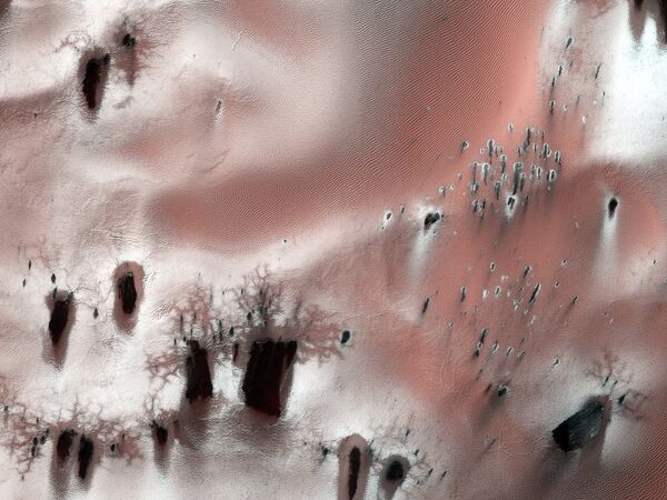 Тающая ледяная масса на Марсе, снятая камерой HiRise