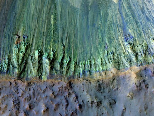Кратер на Марсе, показывающий разнообразные структуры, снят камерой HiRise
