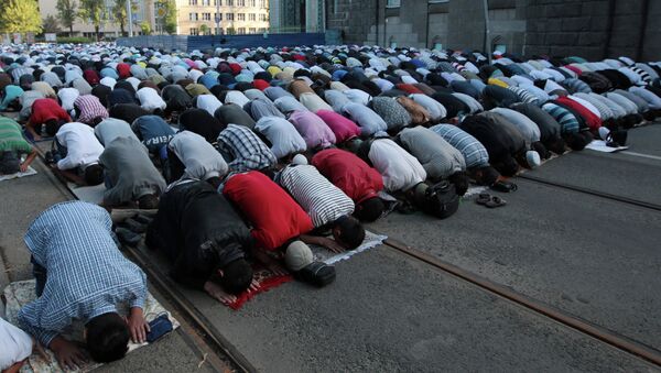 Мусульмане во время празднования Ураза-байрама на Соборной площади в Санкт-Петербурге