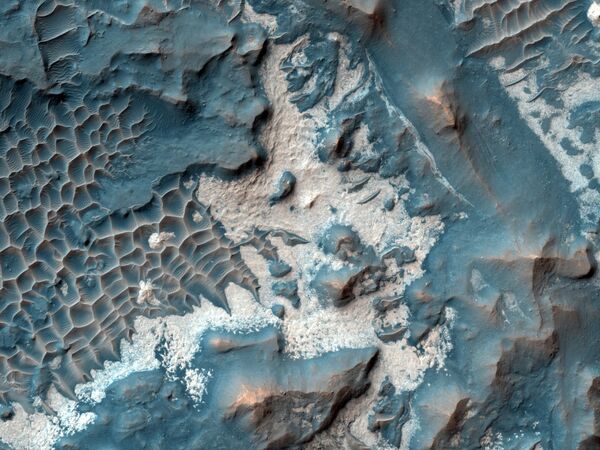 Яркий материал на дне одной из долин Лабиринта Ночи на Марсе, снятый камерой HiRise