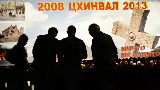 Акция памяти в связи с пятой годовщиной трагических событий в Южной Осетии у ее посольства в Москве
