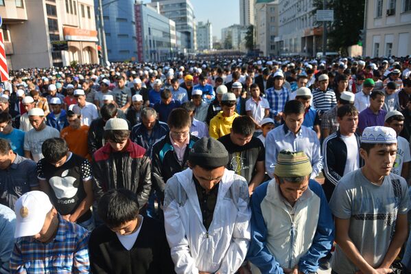 Мусульмане во время празднования Ураза-байрама в Москве.