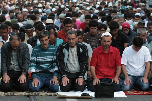 Мусульмане во время празднования Ураза-байрама на Соборной площади в Санкт-Петербурге.