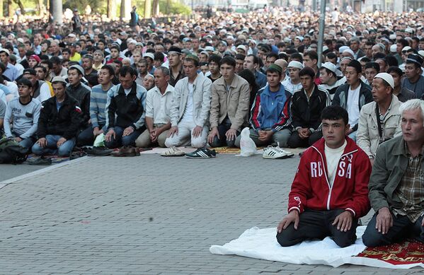 Мусульмане во время празднования Ураза-байрама на Соборной площади в Санкт-Петербурге.