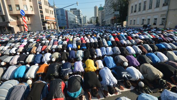 Мусульмане во время празднования Ураза-байрама в Москве