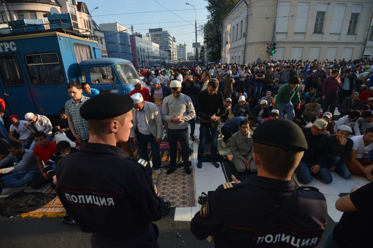 Мусульмане во время празднования Ураза-байрама в Москве