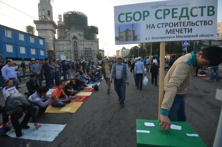 Мусульмане во время празднования Ураза-байрама в Москве