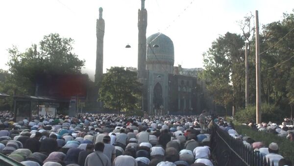 Тысячи мусульман отметили Ураза-байрам в центре Петербурга