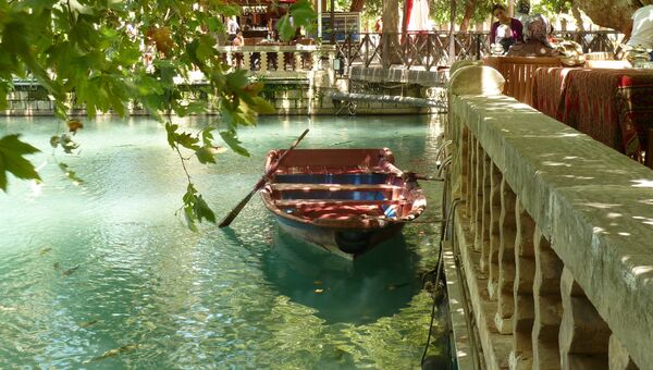 Лодка на воде в турецком городе Урфа (Шанлыурфа)
