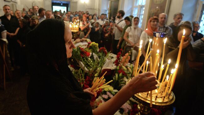 Прихожане во время панихиды по священнику Павлу Адельгейму