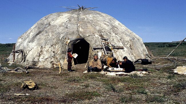 Семья оленеводов около яранги. Архивное фото