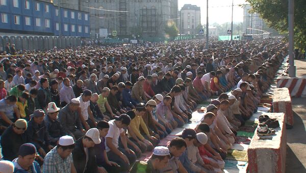 Тысячи мусульман в Москве совершили намаз на улице в праздник Ураза-байрам