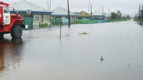 Вышедшая из берегов река затопила поселок Париж в Челябинской области