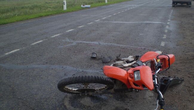 Два пьяных парня в Приморье врезались на мопеде в микроавтобус