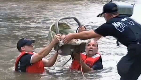 Спасатели эвакуировали младенца из затопленного наводнением дома в США