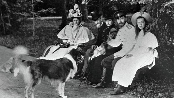 Николай II, Александра Федоровна и Ольга Александровна. Архивное фото