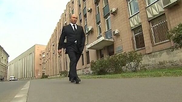 Путин после прощания с тренером по дзюдо прошел по улице в одиночестве